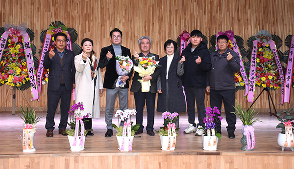보은군 6개 농업인단체 회장들이 이임하는 김진권(사진 중앙) 회장, 취임하는 이형석(왼쪽 세 번째) 회장과 발전 의지를 표하고 있다.