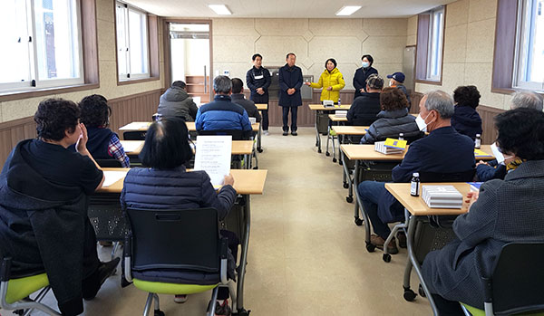 보은군문화재지킴이 회원들이 임시회의를 갖고 있다.