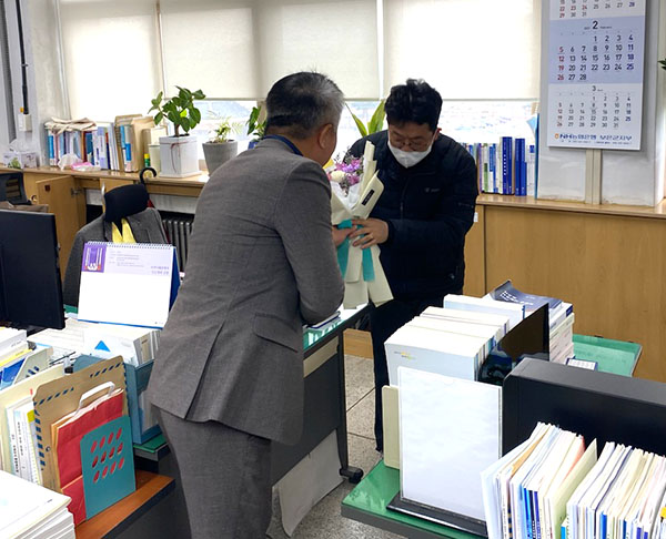 정진석 보은군공무원노조 지부장이 감사팀장에게 결혼 축하 꽃다발을 전달하고 있다.