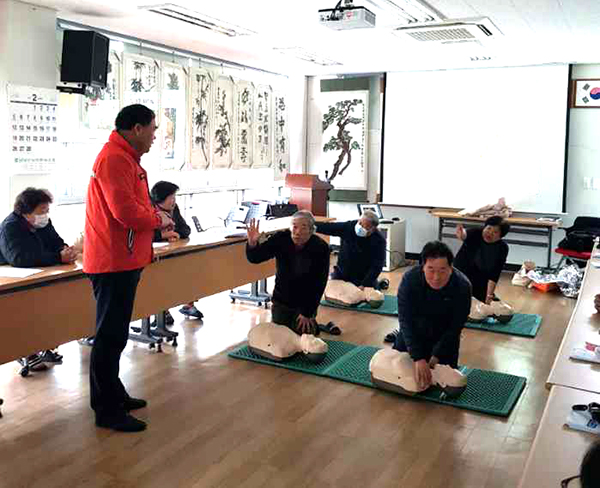 충북도 안전보안관 응급구조지원대 한효동 대표가 회인면 주민자치위원들에게 심폐소생술 교육을 하고 있다.