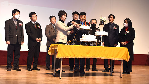 우병기 이사장을 비롯한 보은신협 이사들이 정기총회 50주년 기념케이크를 자르고 있다.