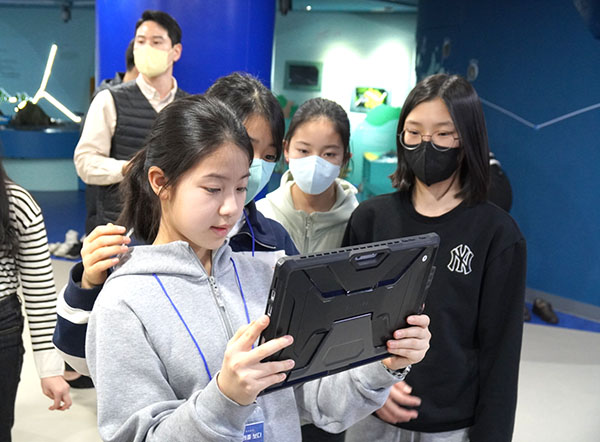 충북교육도서관이 마련한 독서캠프에 참여한 학생이 블라이북에 빠져있다.