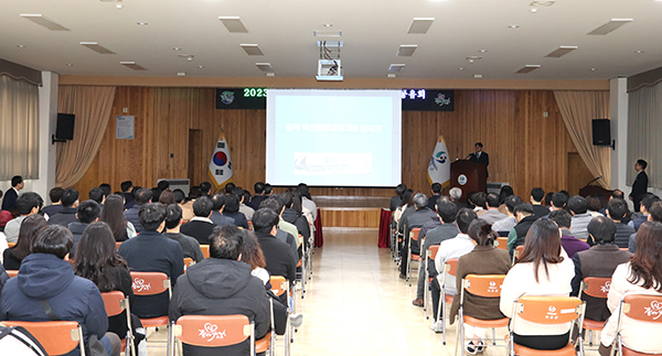 김명규 충북도 경제부지사가 미국 라스베이거스에서 열린 세계 최대 규모의 소비자 전자제품 박람회를 다녀온 경험을 보은군청 직원들에게 풀어 설명해주고 있다.