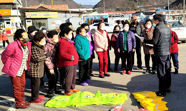 보은군노인장애인 복지관 관계자가 일자리 사업에 대한 설명을 하고 있다.