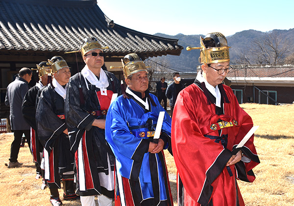 계묘년 춘계석전대제(春季釋奠大祭)를 봉행하기 위해 최부림 의장을 비롯한 제관 및 유림들이 회인향교로 들어서고 있다.