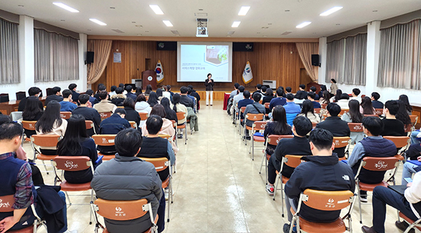 위드원 교육컨설팅 이미원 대표가 보은군 신규공무원 대상으로 친절교육을 하고 있다.