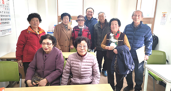 개강식을 마친 문화교실 수강생들이 기념사진을 찍었다.