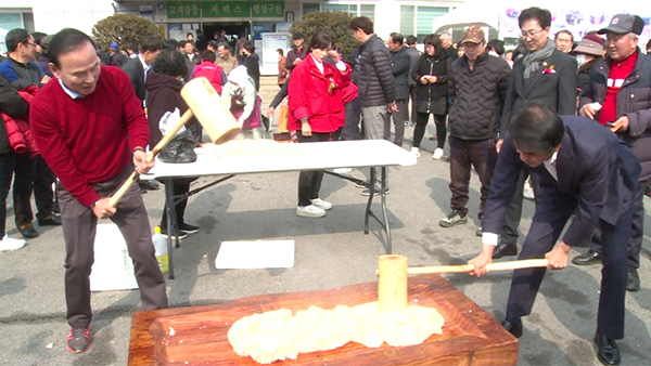 박덕흠국회의원과 최재형 군수가 제24회 산외면 민속한마당 축제 식전 행사에서 최부림 의장과 주민들이 지켜보는 가운데 떡메치기를 하고 있다.