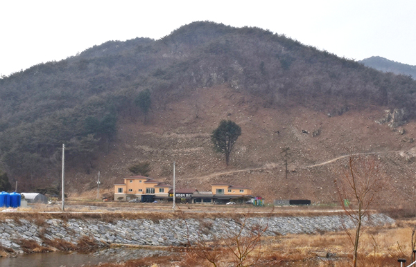 속리산면 상판리 초입의 험한 산을 발매해 주민들이 경관 훼손과 낙석을 우려하고 있다.