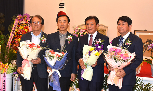 보은지역 농림축협 조합장들이 21일 취임식을 갖고 본격적인 활동에 돌입했다. (사진 좌측부터 남보은농협 박순태 조합장, 보은군산립조합 강석지 조합장, 보은농협 서정만 조합장, 보은옥천영동축협 구희선 조합장)