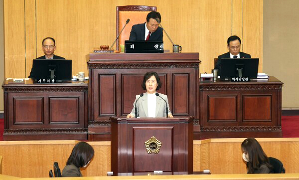 박경숙 충북도의원이 충북도의회 본회의장에서 5분 자유발언을 통해 여성농어업인의 권익보호와 실질적 지원방안 마련을 촉구하고 있다. /제공 충북도의회