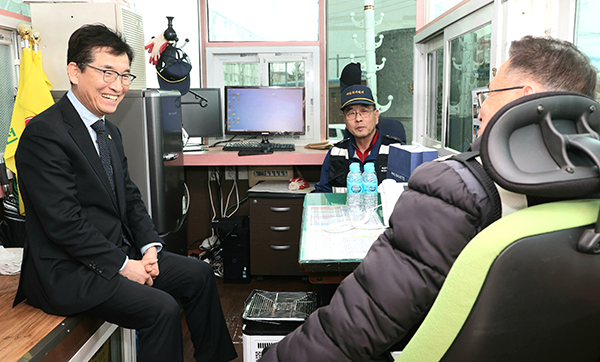 윤건영 교육감이 학교배움터 지킴이들과 허물없는 대화를 나누고 있다.