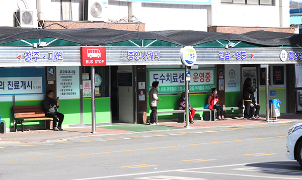 보은군의 시내버스 이용객들의 편의를 제공하기 위해 버스승강장 신설 설치 및 교체 사업을 오는 5월까지 추진한다. 사진은 보은중앙사거리 버스승강장.
