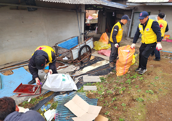 집수리봉사에 나선 연송적십자봉사회 회원들이 집 안팎을 정리하고 있다.