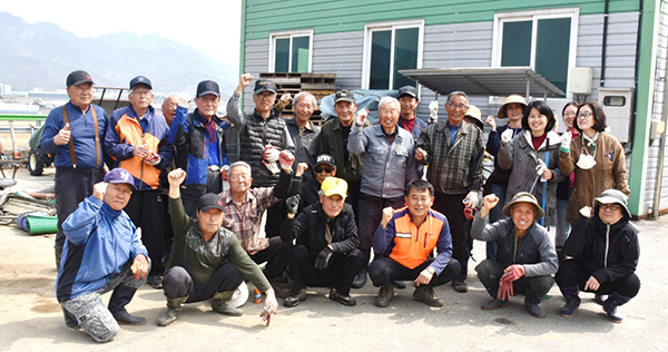 농경지 인근의 환경정화작업을 마친 한살림대추골공동체와 밥상살림 식생활센터 회원들이 친목 의지를 다지고 있다.