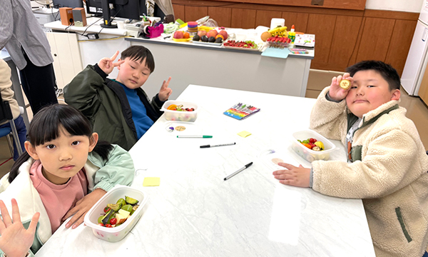 탄부초 학생들이 힐링 프로그램에 참여해 좋아라 하고 있다.