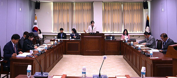 장은영 보은군의회 행정운영위원장이 주민이 청구한 ‘보은군 축산업 활성화를 위한 축사허가 제한거리 완화 조례�� 청구를 수리하고 있다.