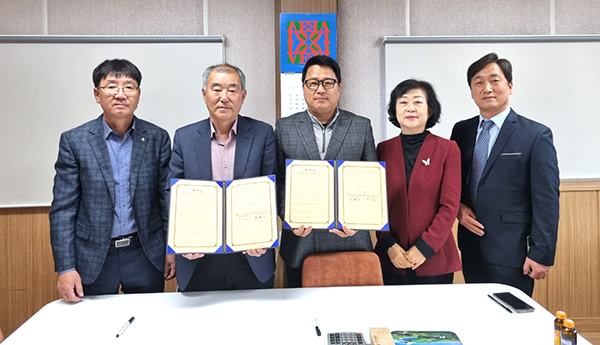 보은군지역사회보장협의체와 보은한양병원이 협약서를 교환하고 있다.