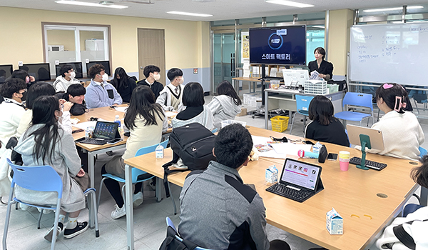 충북생명산업고 1학년 학생들이 스마트 농업 창업에 대한 교육을 받고 있다.