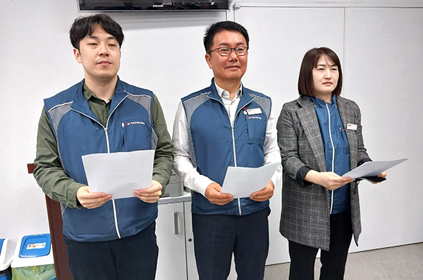 전국공무원노동조합 보은군지부 임원진이 공무원 폭행에 대해 성명서를 발표하고 있다.