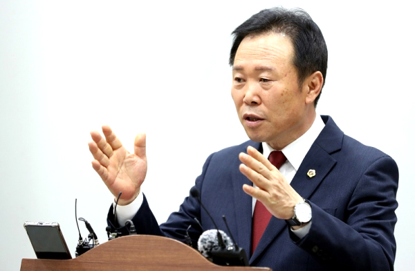 황영호 충북도의회 의장이 8일 충북도청 브리핑실에서 기자회견을 열고 최근 해외연수 중 음주 추태 의혹에 받고 있는 박지헌 의원의 행위에 대해 ‘품위 손상’으로 규정하고 윤리심사자문위원회에 회부 한다고 밝혔다. /충북도의회 제공