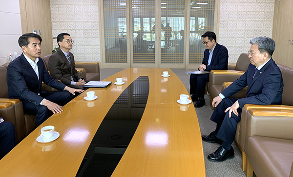 최재형 군수가 지난 4일 국토교통부 이원재 제1차관과 장순재 지역정책과장를 면담하고 있다.