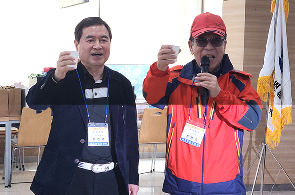 황인학 회장과 정영기 직전회장이 축배를 들어올리고 있다.