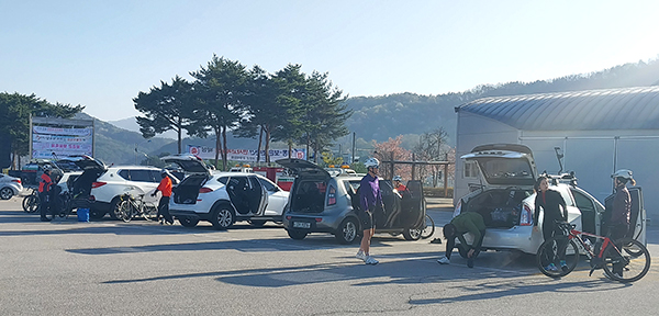 지난 9일 이른 아침 보은공설운동장 주차장에 자전거 라이더들이 모여들고 있다.