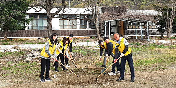 오래전 폐교된 마로면 소여초등학교를 찾은 보은교육청 직원들이 환경정비로 분주하다.