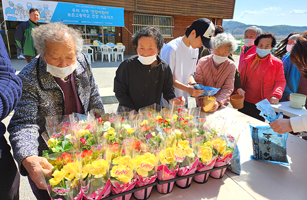 보은고 학생들과 주변 마을 어르신들이 꽃 가꾸기로 분주하다.