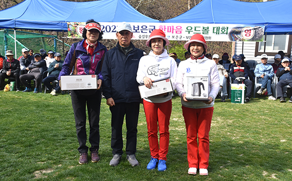 2023 보은군 한마음 우드볼대회 여자 개인전에서 1,2,3위를 차지한(좌로부터) 박창예, 정말순, 송원자 선수가 결과에 만족을 표하고 있다.