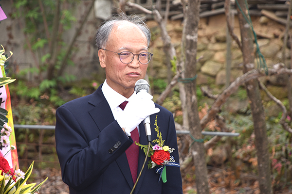 최재철 교수가 한일문화도서관 개관식 및 저서 출판기념회에서 자신의 소견을 밝히고 있다.