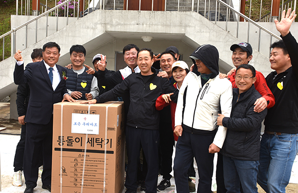 보은고 동문들이 모처럼 한자리에 모여 게임을 하며 즐거운 시간을 갖고 있다.