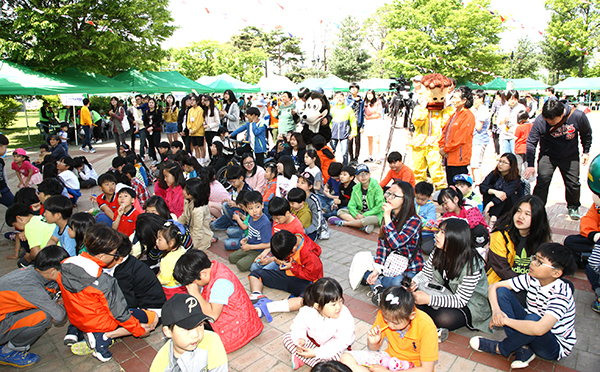 보은군이 코로나19 이후 3년 만에 보은국민체육센터에서 어린이날 행사를 개최한다. 코로나 이전의 어린이날 행사.