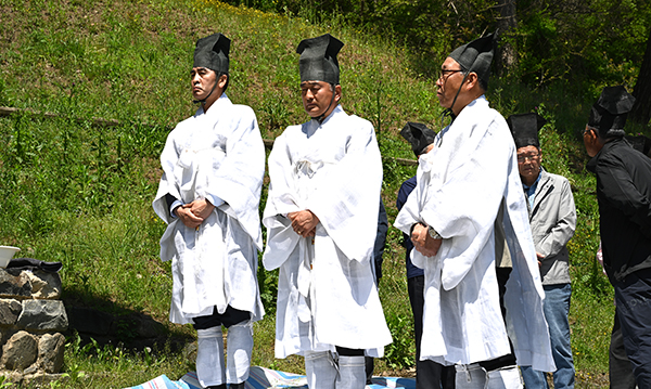 초헌관 최재형 군수와 헌관들이 집례자의 안내를 기다리고 있다.