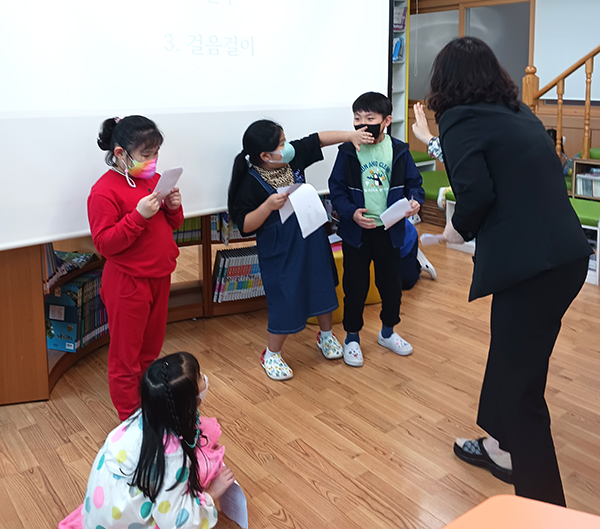 학생들이 연극대본을 읽으며 콩쥐와 팥쥐가 되어 어울리고 있다.