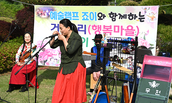 ‘예술램프 죠이’가 자체적 기구로 다양고 신비한 소리를 주민들에게 선사하고 있다.