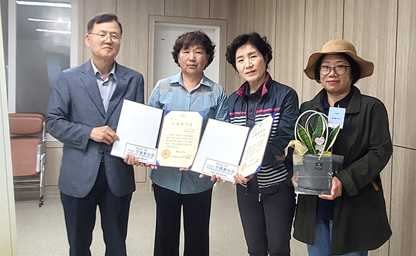 충북도종합자원봉사센터 선정 5월의 으뜸봉사상을 수상한 고일호 씨와 해바라기봉사단. /사진제공 보은군자원봉사센터