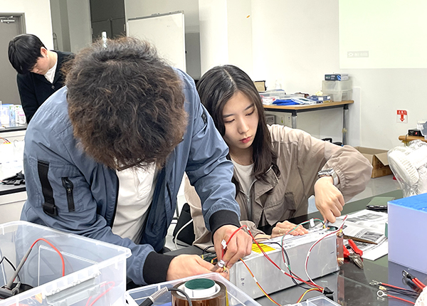 충북에너지산학융합원이 'ESS 및 전기차 배터리 RE-USE 실습교육' 을 실시하고 있다.
