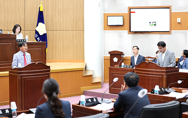 보은군의회에서 이경노 의원이 최재형 군수에게 인구 늘리기 사업에 대한 질의를 하고 있다.