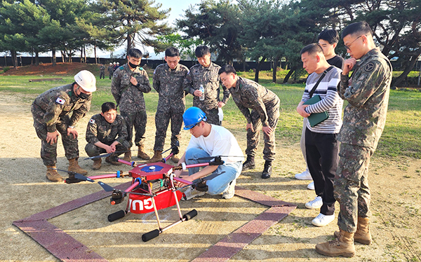 드론전문교육기관인 피스퀘어 교육관이 제2021부대 제3대대에서 장병과 간부 군인들에게 드론에 대해 설명하고 있다.