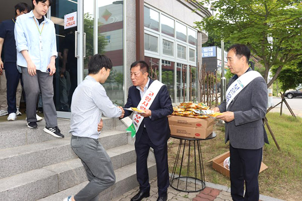 서정만 보은농협 조합장과 일행이 고향사랑기부금 보은유치 활동을 펼치고 있다.