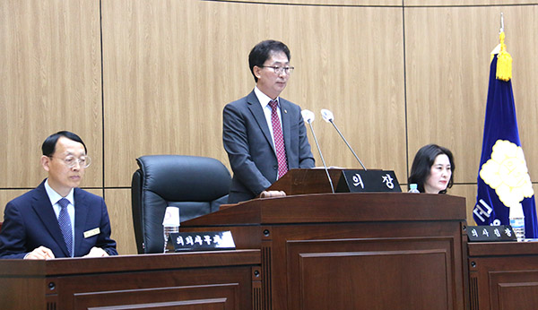 최부림 보은군의장이 본회의장에서 381회 임시회 폐회를 선언하고 있다.