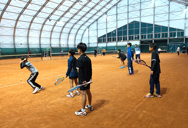 부산시청 소속 테니스 선수들이 순창군을 방문해 실내다목적(돔)구장에서 전지훈련을 하고 있다.            