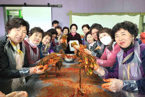 생활개선보은군연합회 임원들이 서울 삼청동 체험홍보관에서 갓 김치를 담그는 모습.