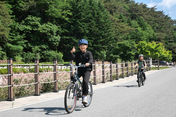 수정초 학생들이 자전거를 타고 달천변 도로를 달리고 있다.
