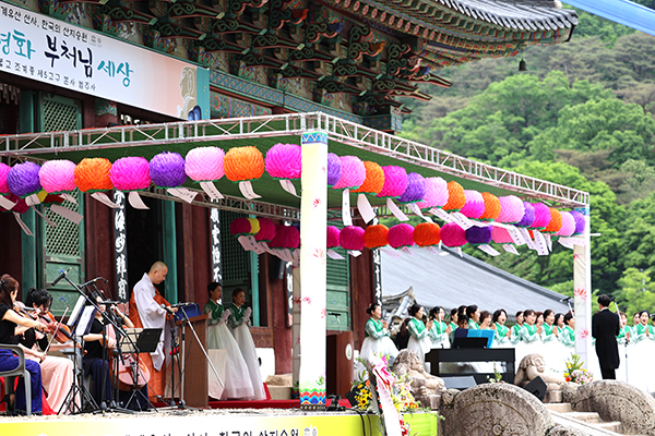 봉축법요식에서 법주사 부루나합창단이 합창을 하고 있다.