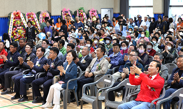 삼승면 한마음 축제가 열린 삼승행복센터. 조남기 천남교회 목사의 열창에 참석자들이 박수치며 환호하고 있다.