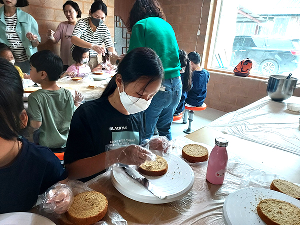 수한초학생들이 대추케이크를 만들며 행복에 들떠있다.