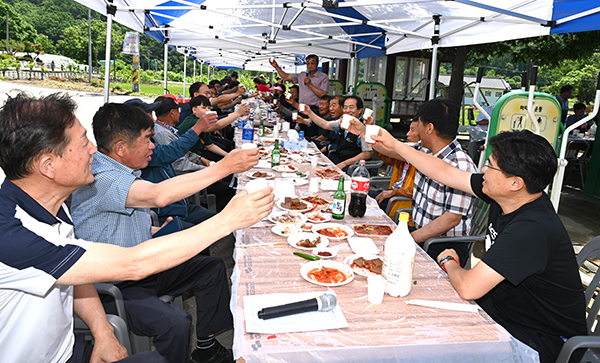 산외면 가고리애향회가 마을잔치로 주민화합을 다지고 있다.